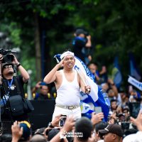 Gubernur Jawa Barat, Dedi Mulyadi menaiki sisingan di Gedung Sate (25/05/2025) Foto : Maenbalbandung/Surya