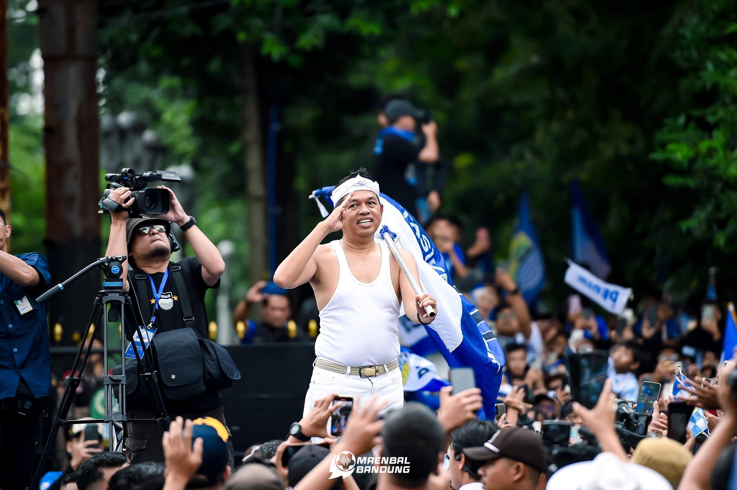 Gubernur Jawa Barat, Dedi Mulyadi menaiki sisingan di Gedung Sate (25/05/2025) Foto : Maenbalbandung/Surya