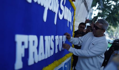 Makna Perkenalan Frans Putros Lewat Karangan Bunga