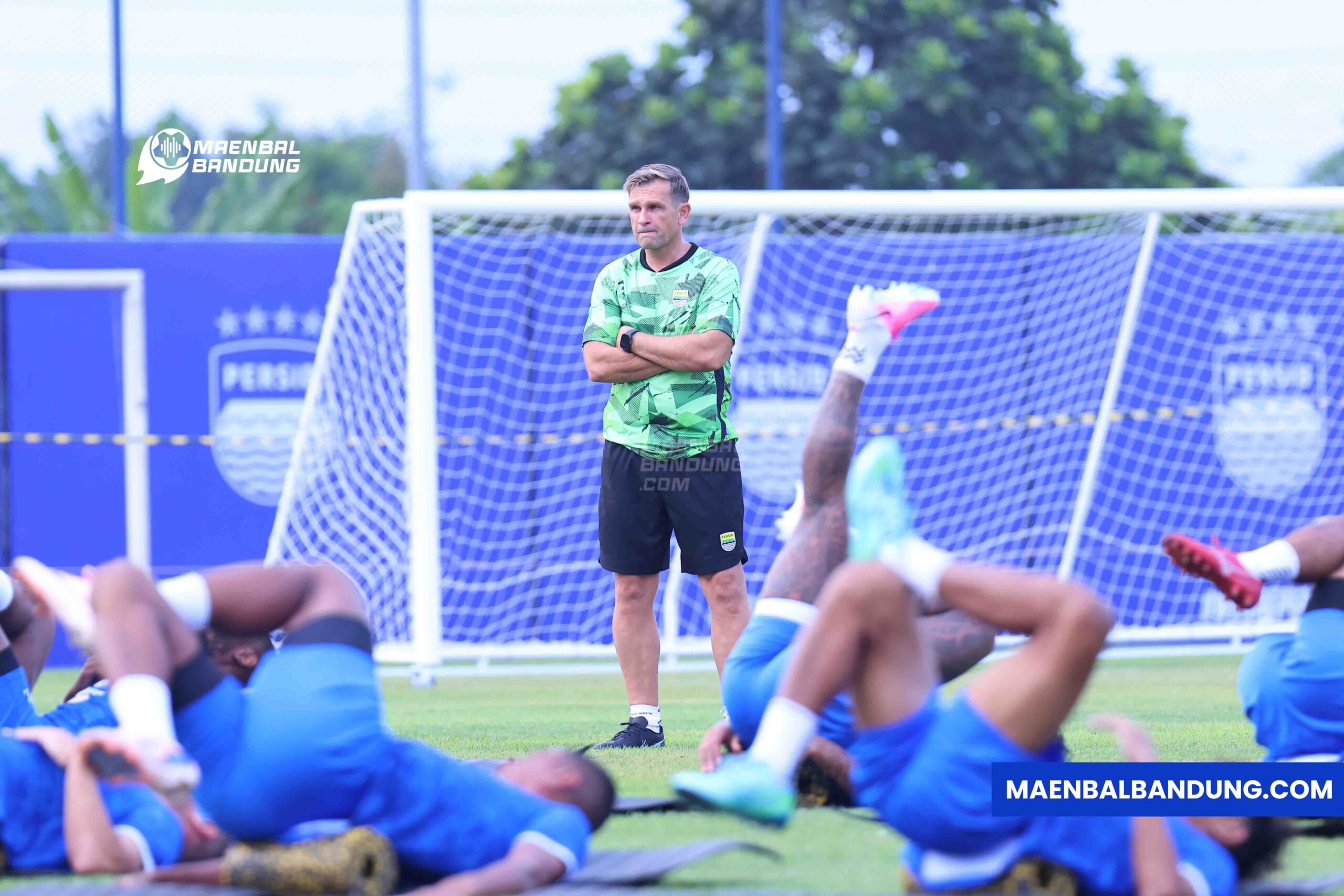 Igor Tolic memimpin sesi latihan perdana Persib Bandung, di Lapangan Pendamping Stadion GBLA, Sabtu, 11 Juli 026